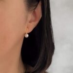 痛くないイヤリングを着ける女性の写真