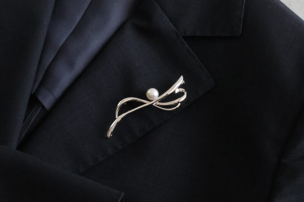 流線シルバー パールブローチ