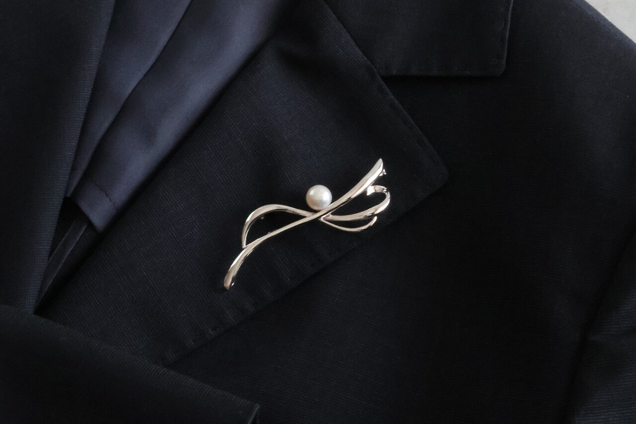 流線シルバー パールブローチ