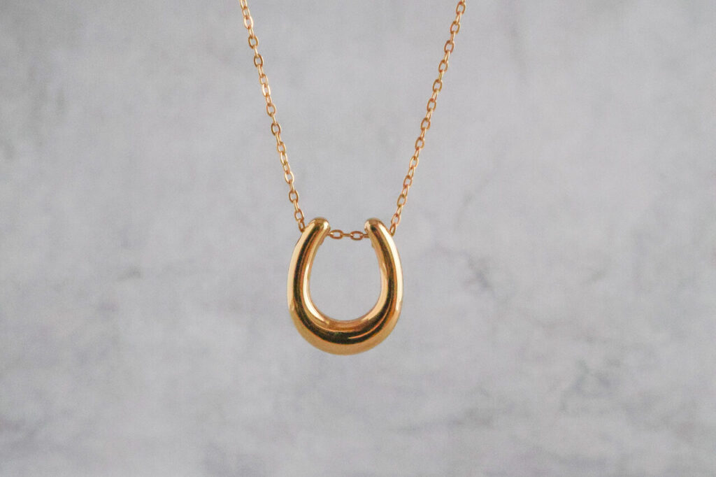 ステンレスホースシューネックレス
